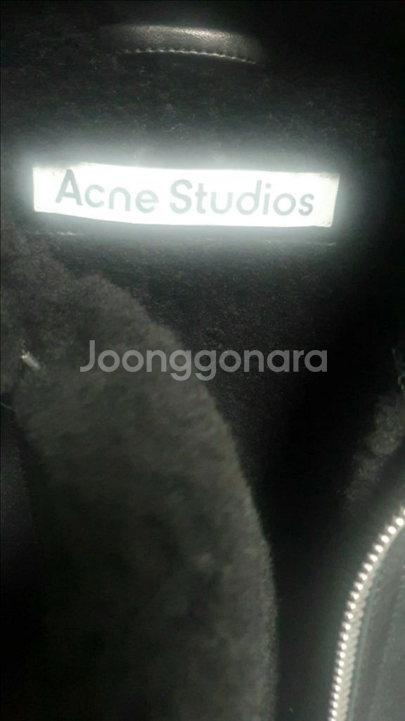 아크네 이안 무스탕 블랙 50--2