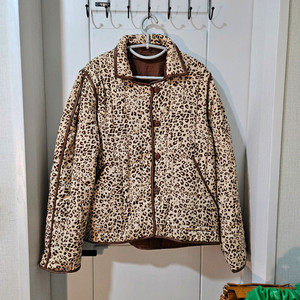 코스모폴리탄 레오파드 패턴 자켓