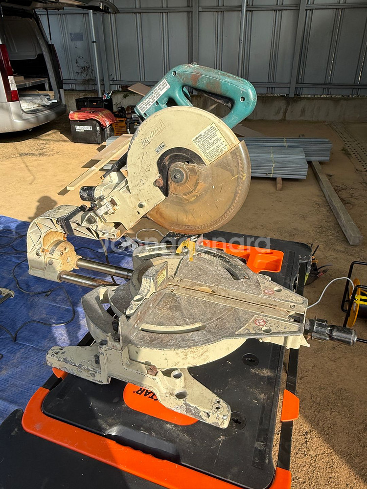 마끼다 makita 10인치 슬라이딩 각도절단기--0