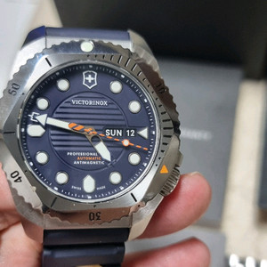 빅토리녹스이녹스 다이버 오토매틱시계입니다