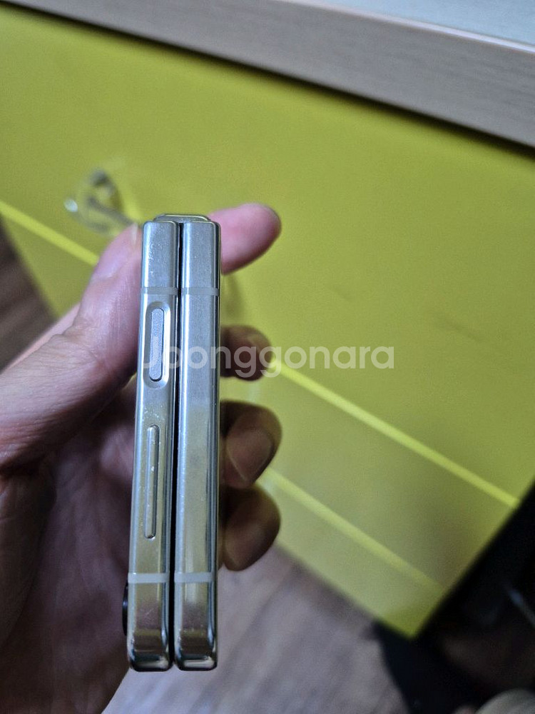 갤럭시z플립5 액정파손 부품용으로 팝니다--1