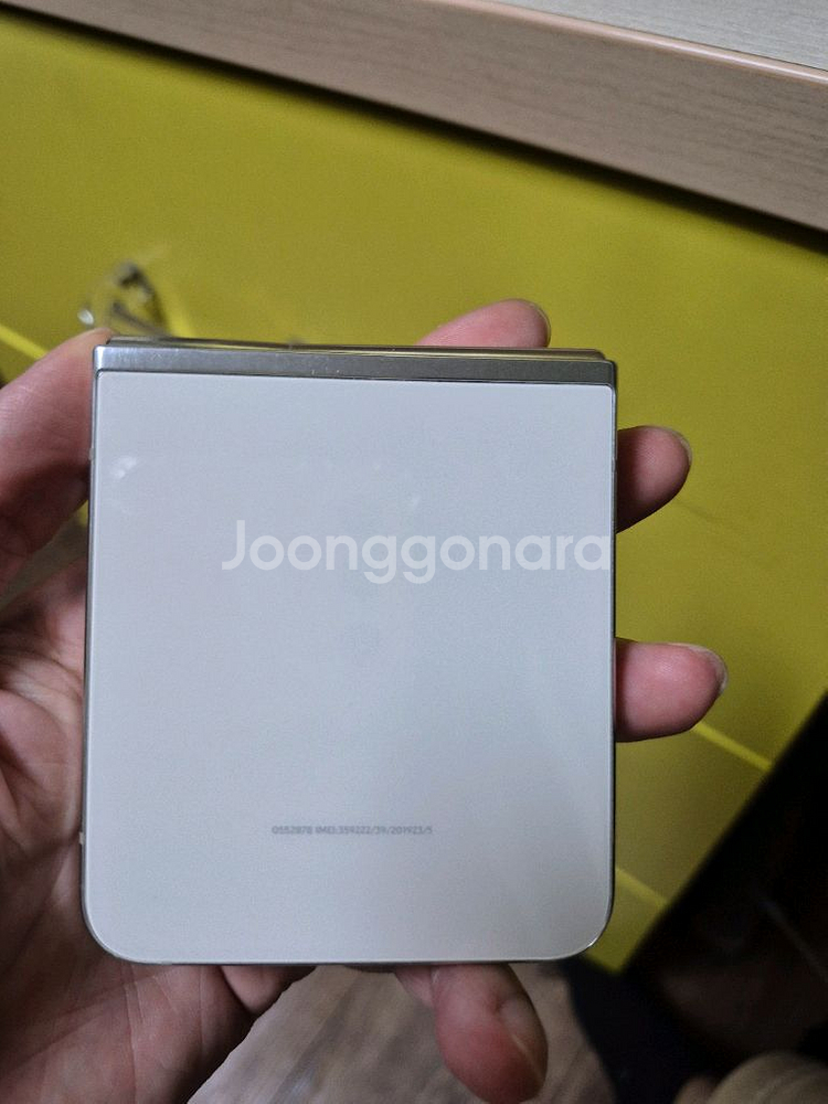 갤럭시z플립5 액정파손 부품용으로 팝니다--0