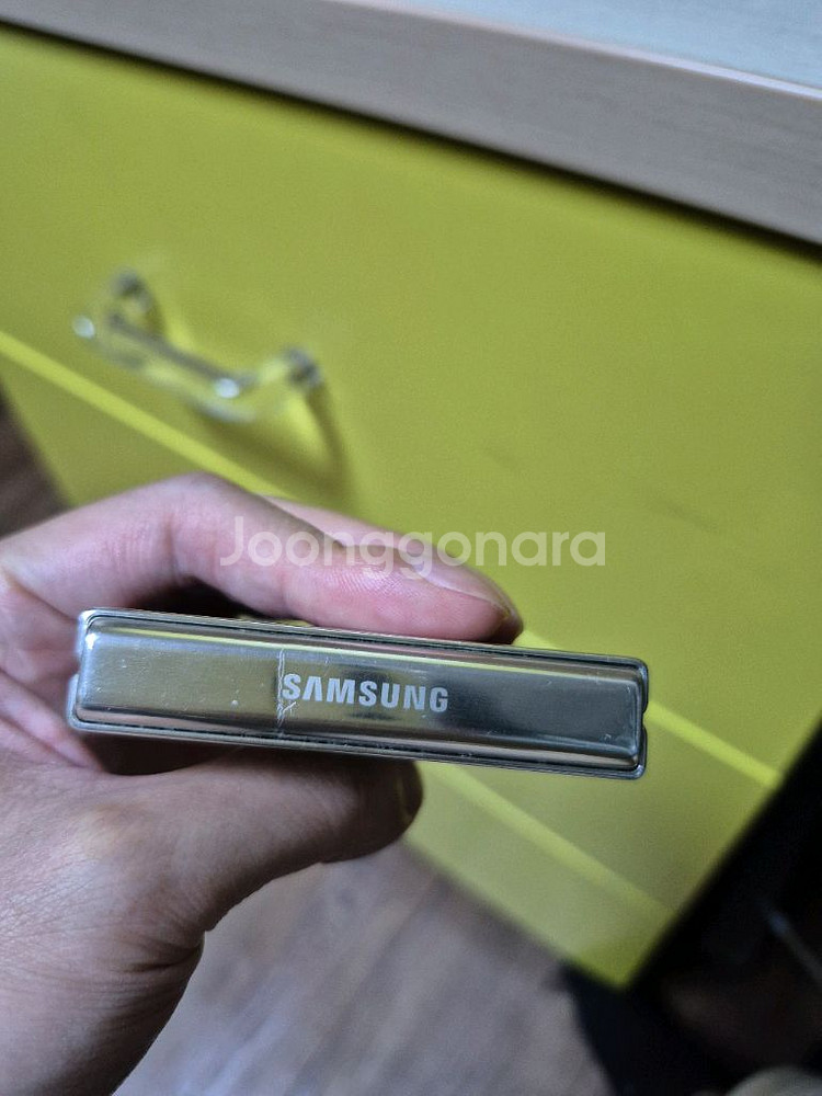 갤럭시z플립5 액정파손 부품용으로 팝니다--2