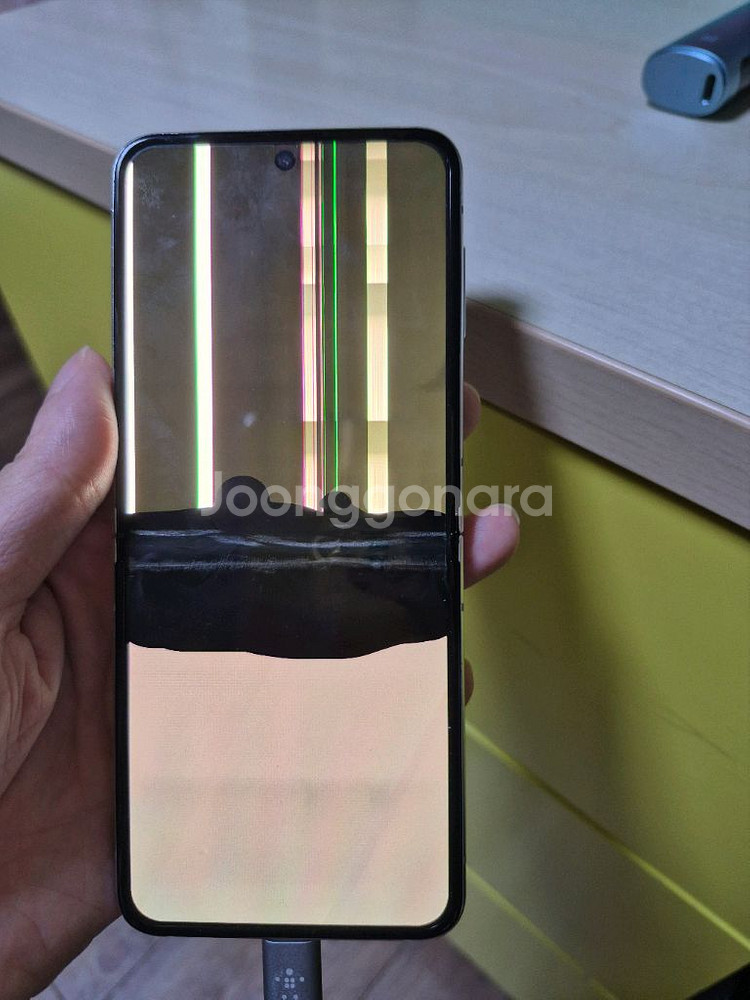 갤럭시z플립5 액정파손 부품용으로 팝니다--6