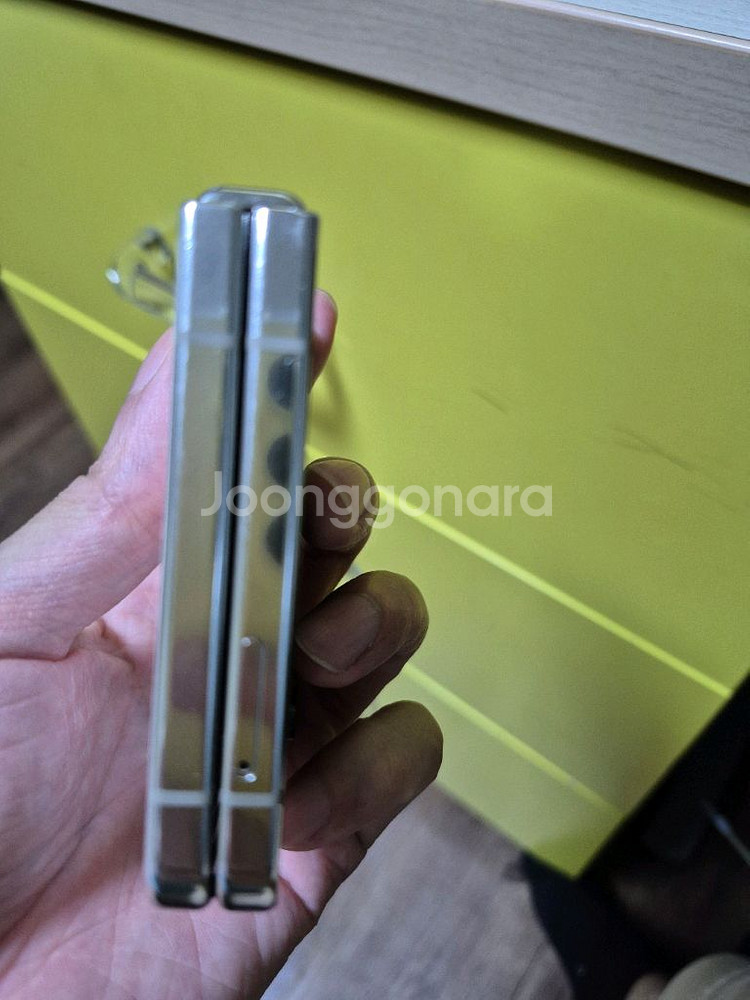 갤럭시z플립5 액정파손 부품용으로 팝니다--3