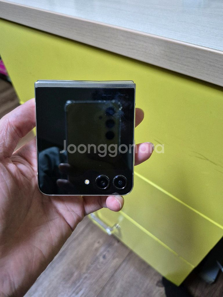 갤럭시z플립5 액정파손 부품용으로 팝니다--5