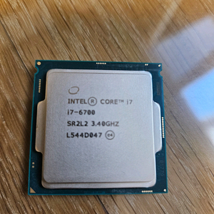 인텔 i7-6700 CPU입니다