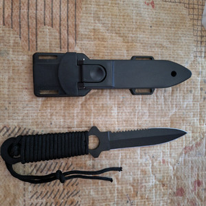 캠핑나이프 새거미사용 새거톱날있고밴드있어서 팔이나 다리