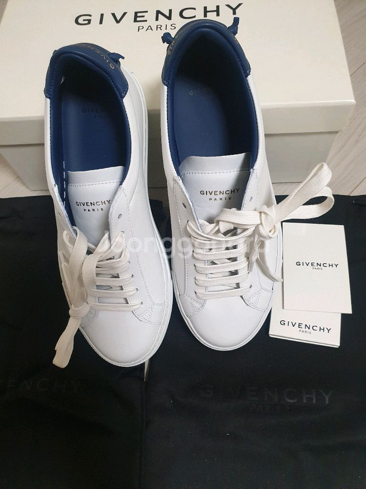 새상품 지방시 여성 가죽 스니커즈--1