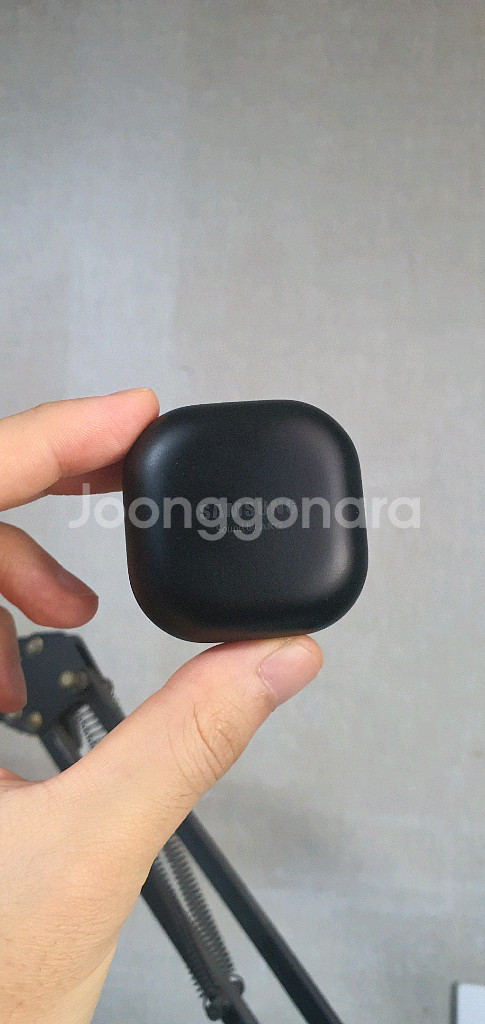 버즈 프로 블랙 충전기 본체 판매합니다--0