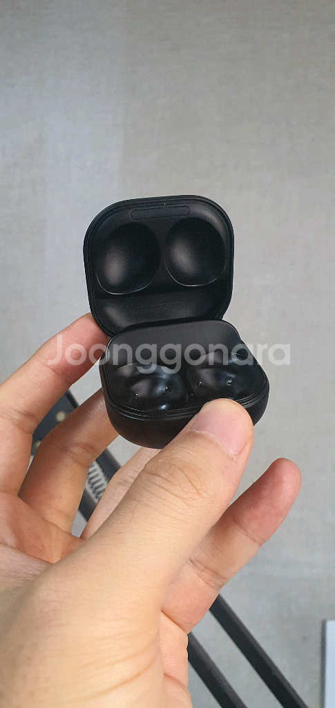 버즈 프로 블랙 충전기 본체 판매합니다--1