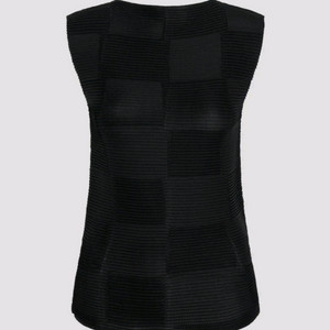 이세이미야케 탑 체커드 플리츠 민소매 블라우스 블랙 2사이즈