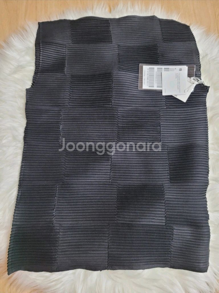 이세이미야케 탑 체커드 플리츠 민소매 블라우스 블랙 2사이즈--3