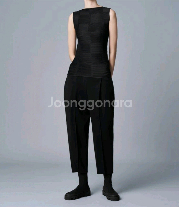 이세이미야케 탑 체커드 플리츠 민소매 블라우스 블랙 2사이즈--7