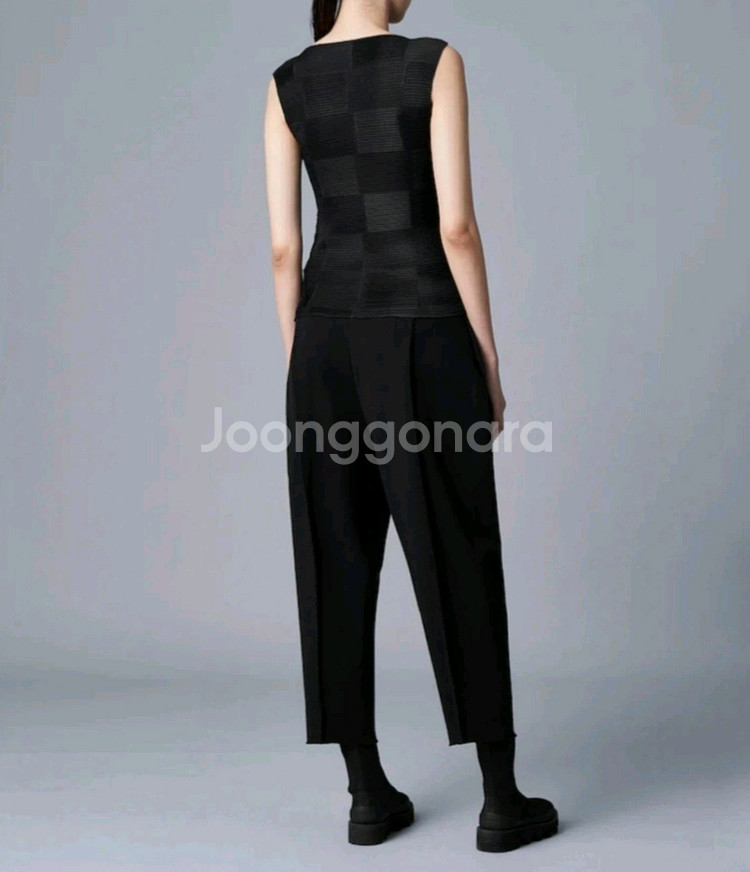 이세이미야케 탑 체커드 플리츠 민소매 블라우스 블랙 2사이즈--9