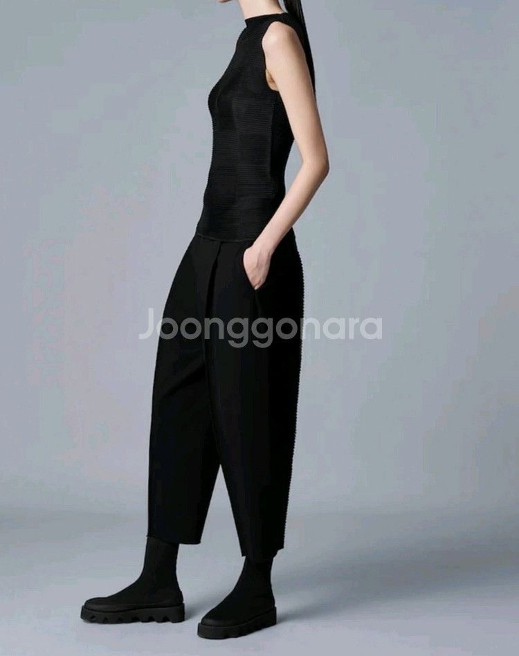 이세이미야케 탑 체커드 플리츠 민소매 블라우스 블랙 2사이즈--8