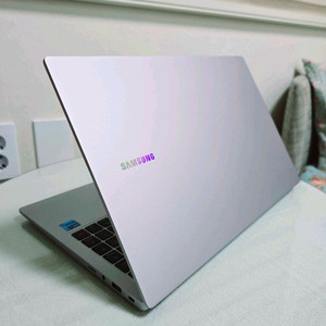 아주 깨끗한 15인치 삼성 갤럭시북2 노트북