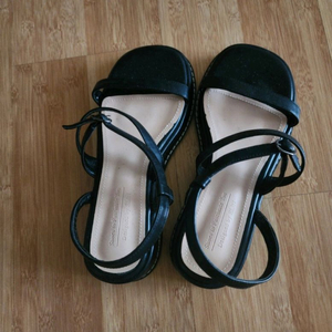 블랙 스트랩 샌들