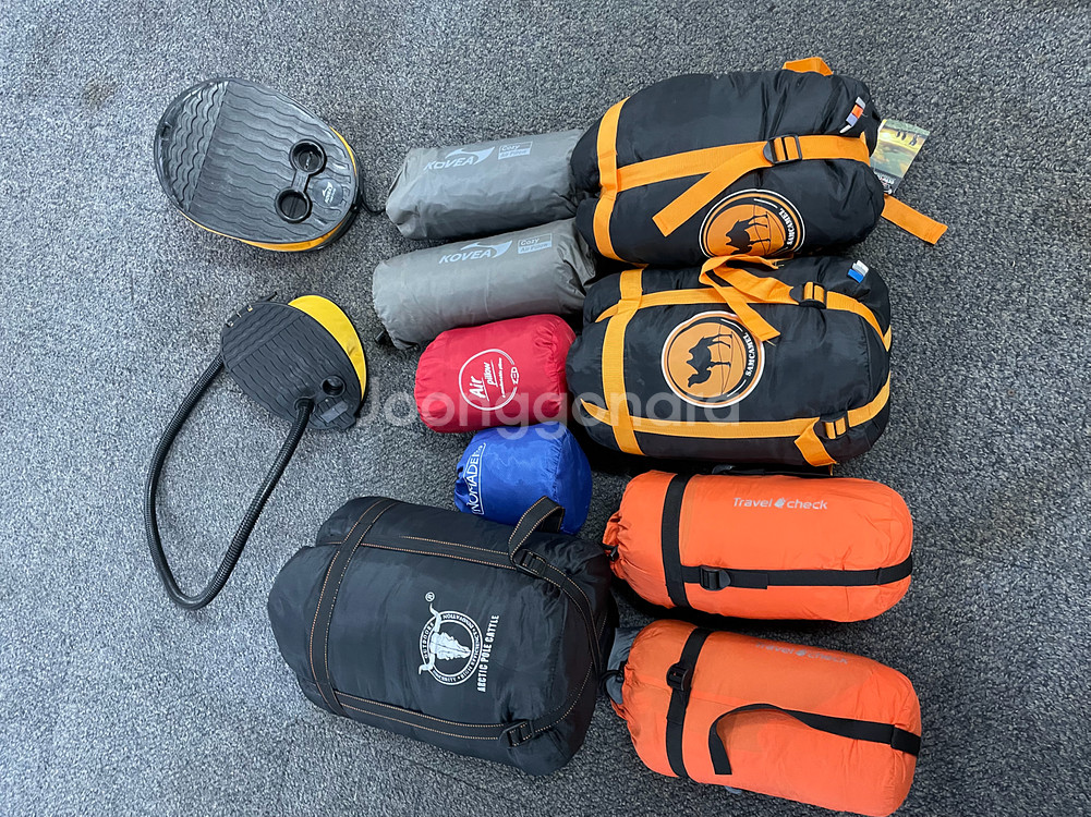 캠핑 침낭/베개/에어펌프 세트 코베아/등등 일괄--1