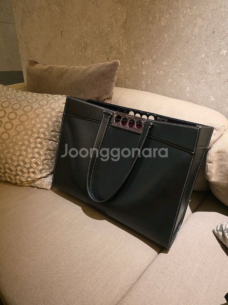 [부산]알렉산더 맥퀸 남자 가죽 토트백 판매합니다 :)[The Grip East West tote bag]--0