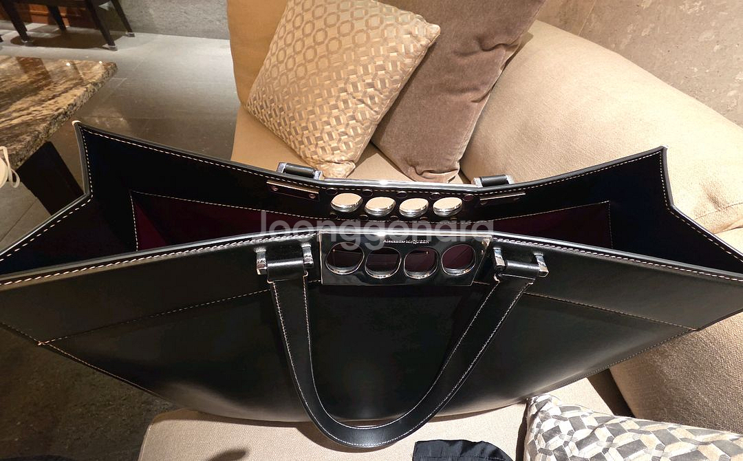 [부산]알렉산더 맥퀸 남자 가죽 토트백 판매합니다 :)[The Grip East West tote bag]--3