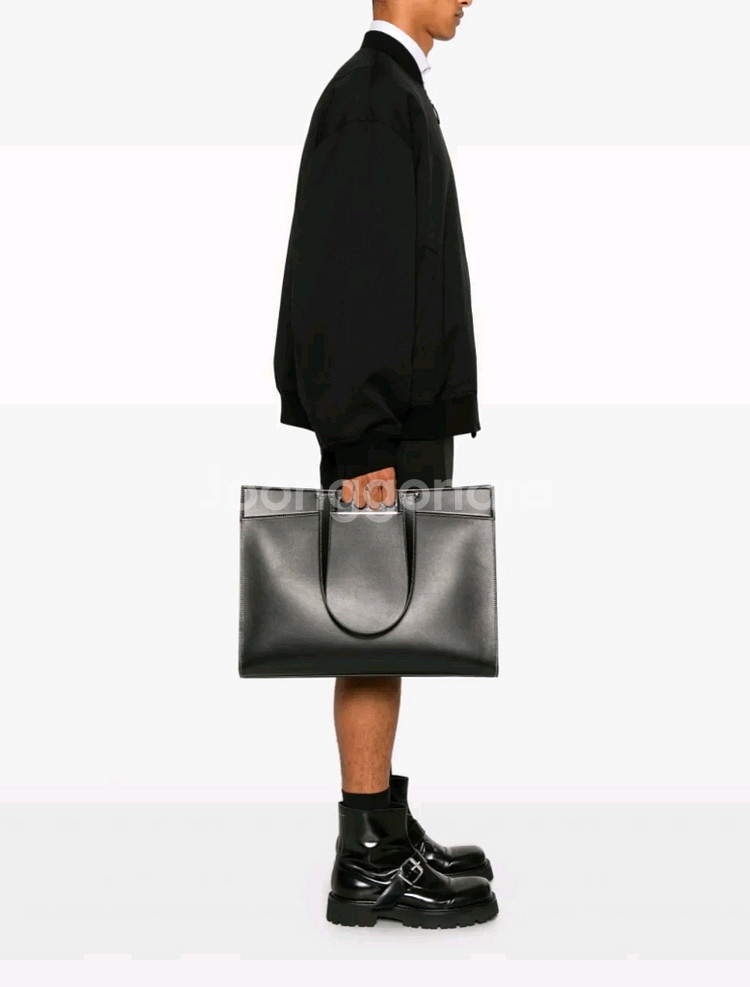 [부산]알렉산더 맥퀸 남자 가죽 토트백 판매합니다 :)[The Grip East West tote bag]--8