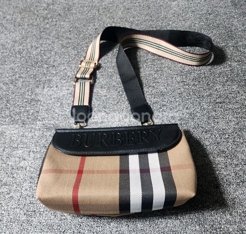 버버리 크로스백--3