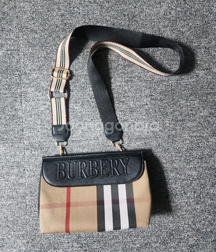 버버리 크로스백--0