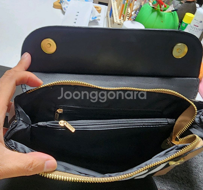 버버리 크로스백--2