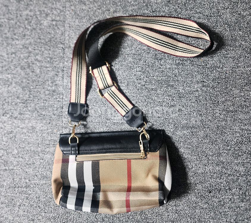 버버리 크로스백--1