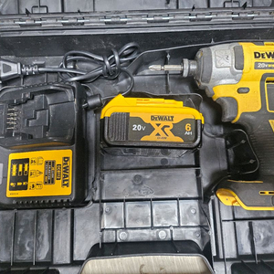 디월트 브러쉬리스 충전 임팩 드라이버 드릴 세트