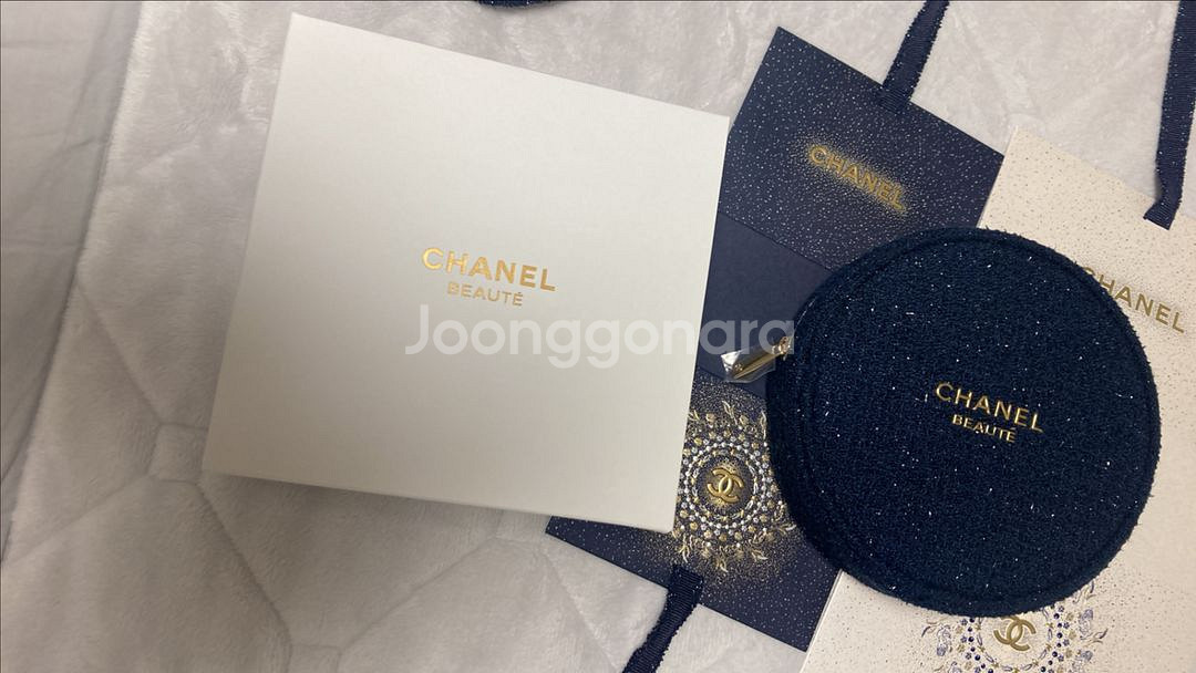 샤넬 뷰티 25년 홀리데이 파우치--1