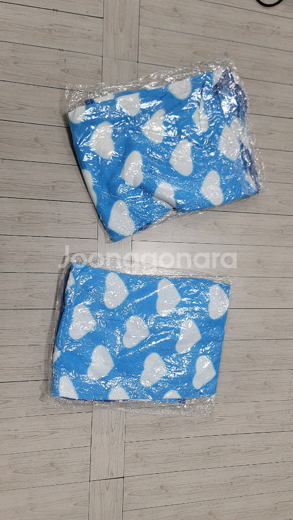 무릎담요 입니다 두꺼운 제품은 아니며 사무실 등 실내에서 사용하기 좋은 제품입니다장당 가격이며 두장 보유중입니다--0