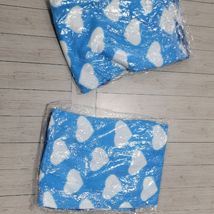 무릎담요 입니다 두꺼운 제품은 아니며 사무실 등 실내에서 사용하기 좋은 제품입니다장당 가격이며 두장 보유중입니다