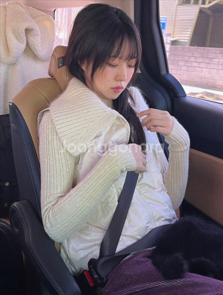 김아홉 니트 덕다운 패딩조끼, 코듀로이 팬츠--3