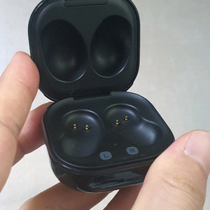 버즈 라이브 블랙 충전기 본체 판매합니다