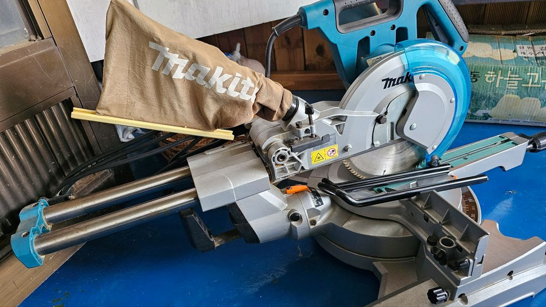 Makita마끼다 LS1018L 슬라이딩 각도 절단기 이미지