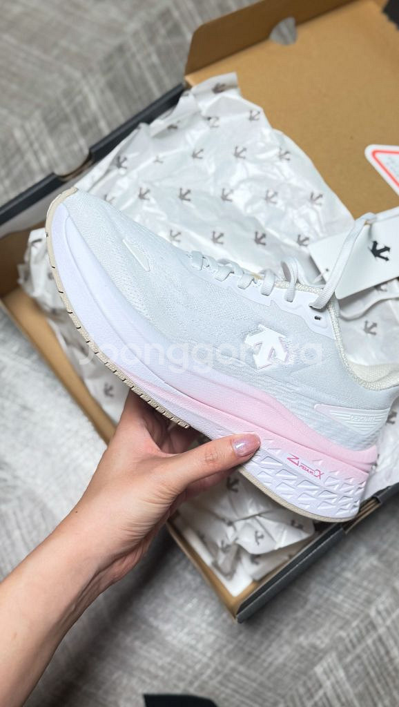 데상트 에너자이트 여자 러닝화 화이트핑크 240사이즈--0