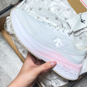 데상트 에너자이트 여자 러닝화 화이트핑크 240사이즈