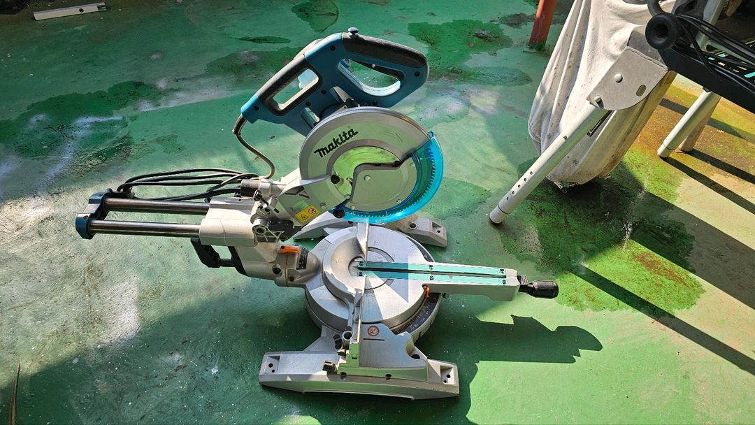 Makita마끼다 LS1018L 슬라이딩 각도 절단기 이미지