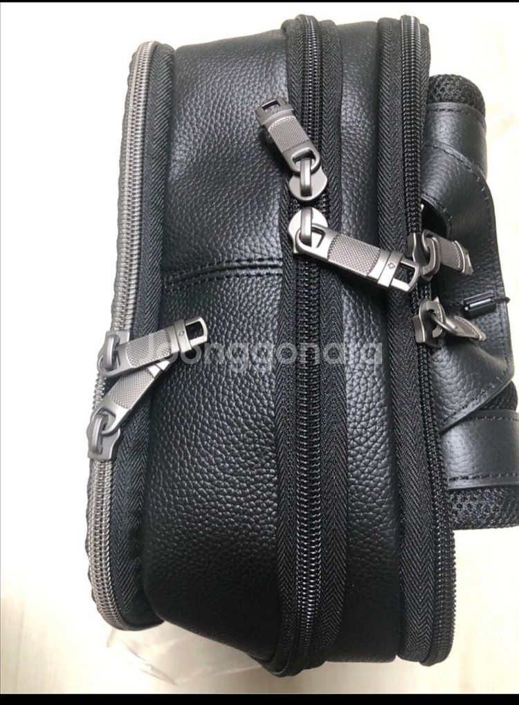 샘소나이트 슬림 백팩 126036 블랙 색상입니다--2