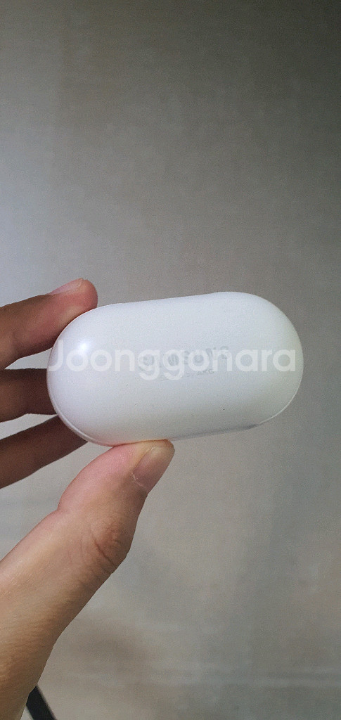 버즈 1 화이트 충전기 본체 판매합니다--0