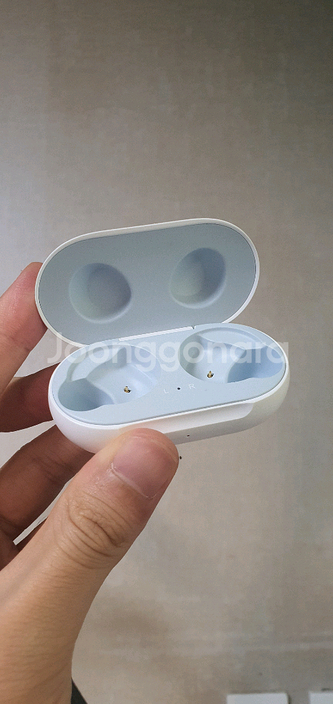 버즈 1 화이트 충전기 본체 판매합니다--1