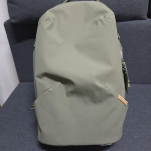 피지테크 원고라이트 22L 카키 카메라가방 판매합니다.