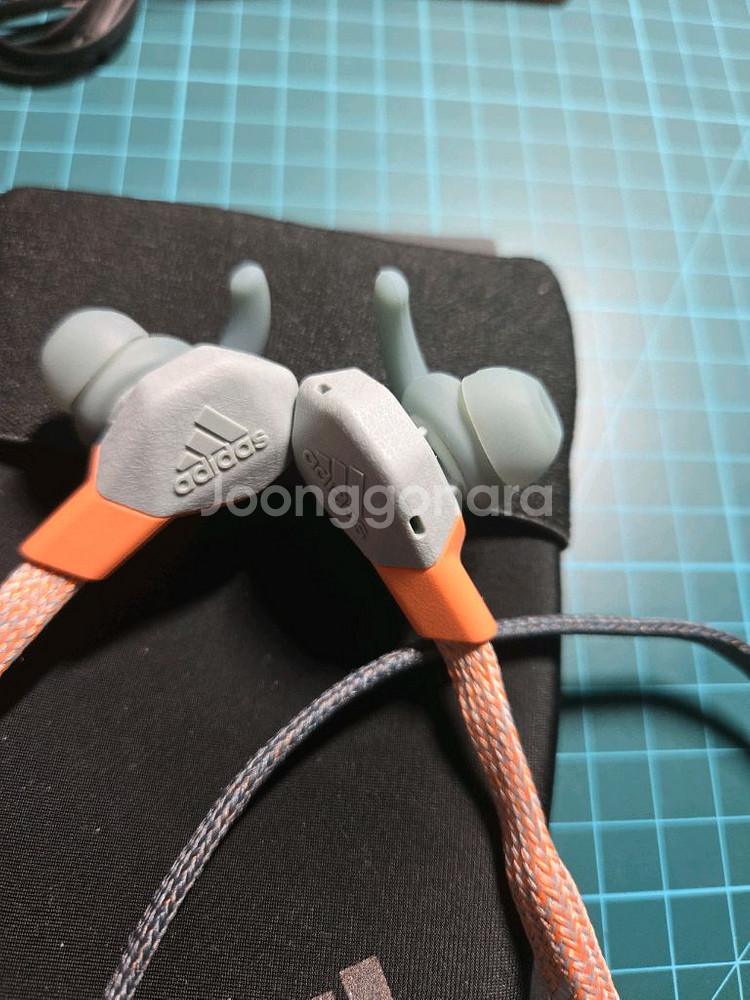 아디다스 블루투스 이어폰 fwd-01 판매합니다.--1