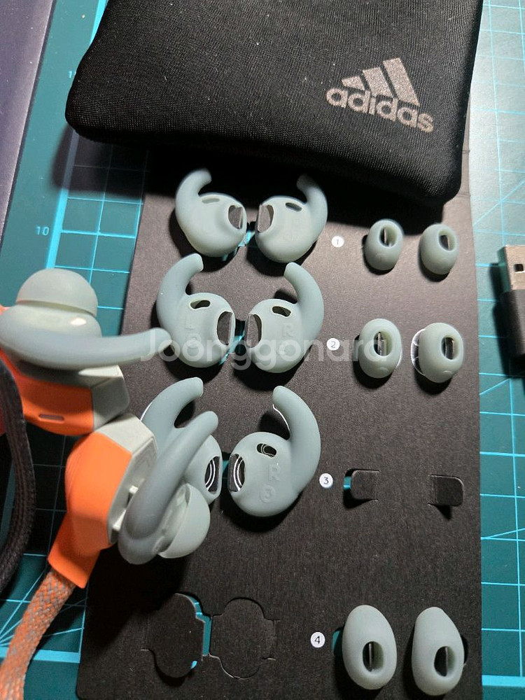 아디다스 블루투스 이어폰 fwd-01 판매합니다.--2