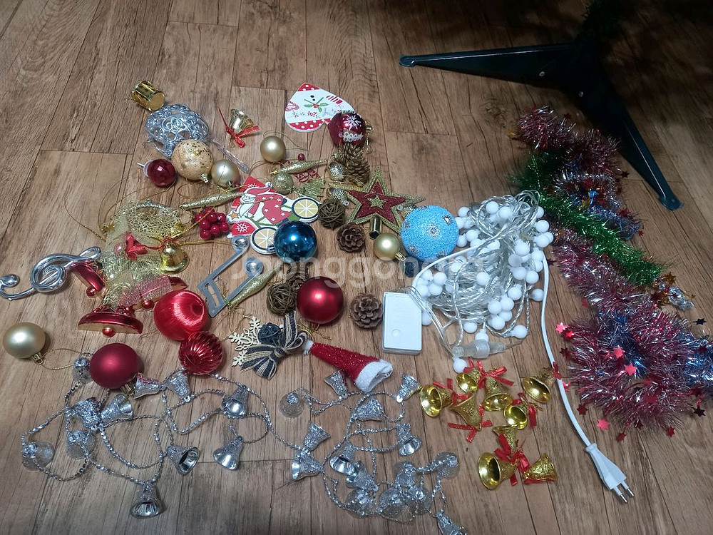 1미타80센치. 크리스마스트리/장신구/조명. 일괄 택포6만원에. 판매--1