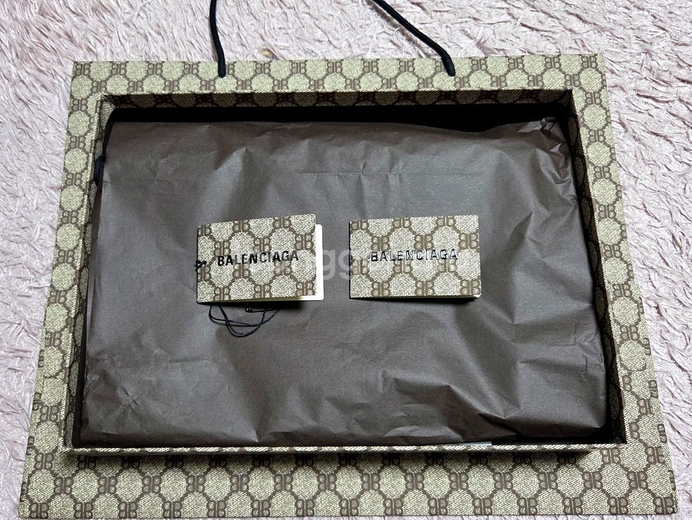 발렌시아가 x 구찌 해커프로젝트 클러치 새상품 팝니다--3