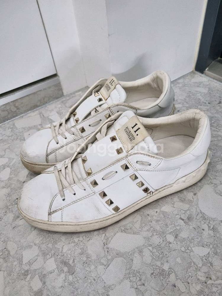 정품 발렌티노 락스터드 스니커즈 화이트 280--0