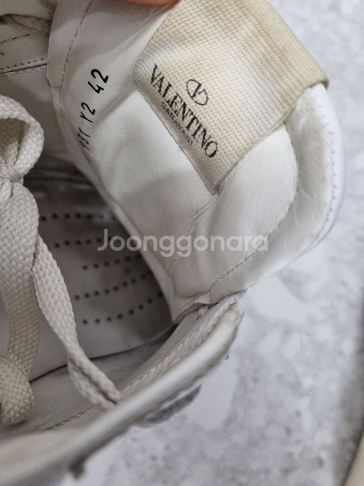 정품 발렌티노 락스터드 스니커즈 화이트 280--3